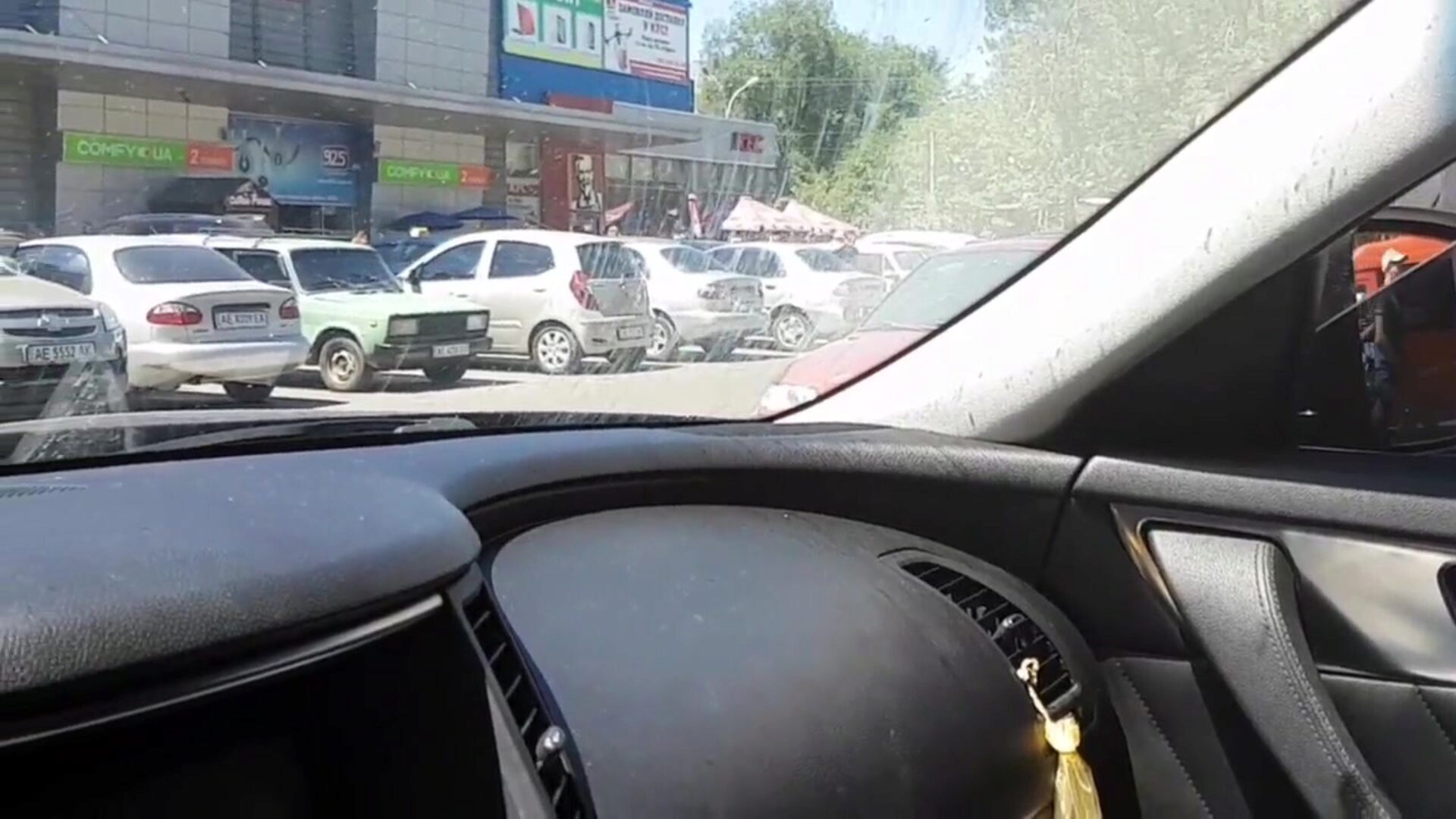 בעל פה בפומבי בבדיחות נבלע ומפטפטים שובבים בחניה