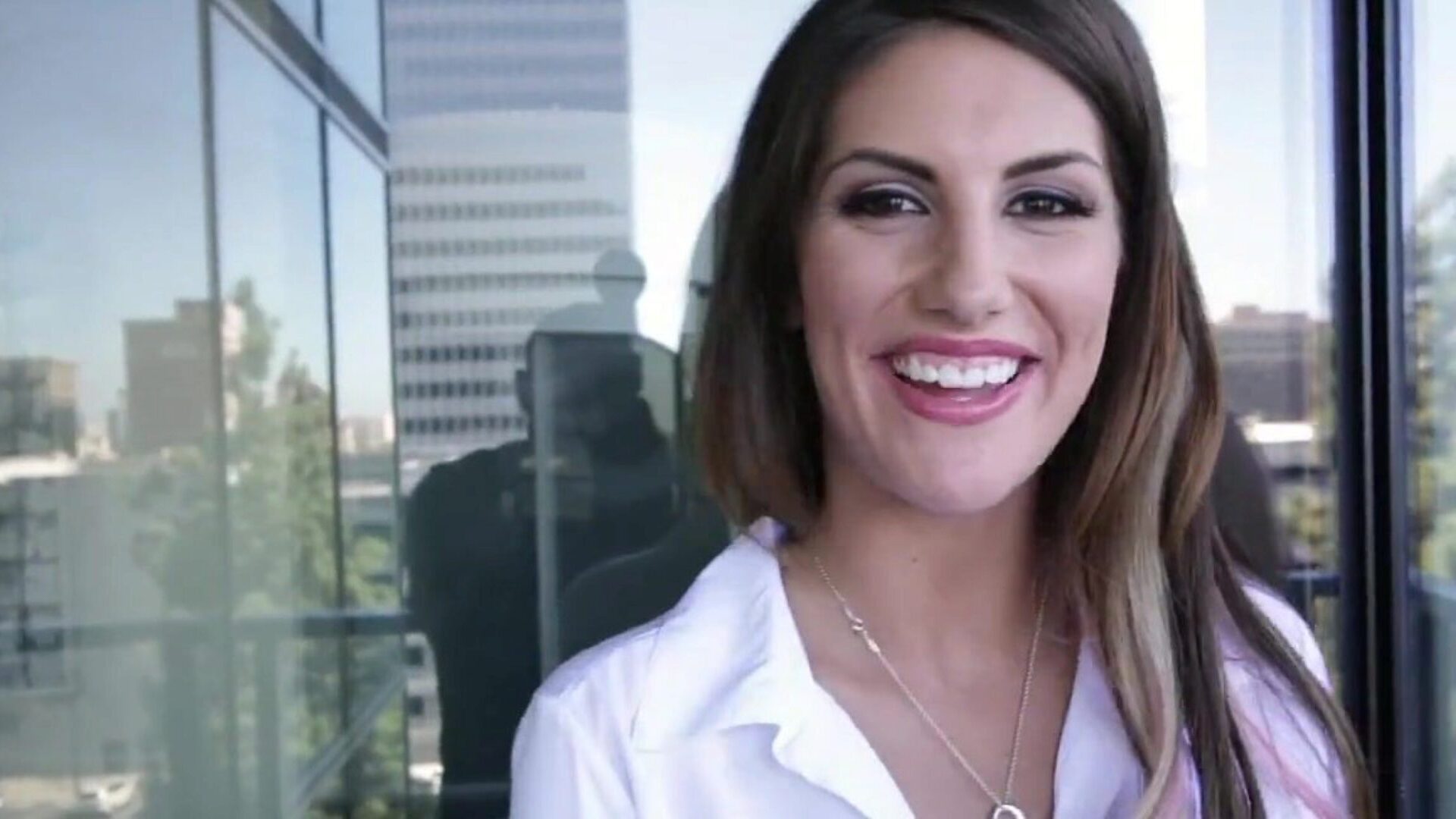 tittyattack - brune aux gros seins August Ames!